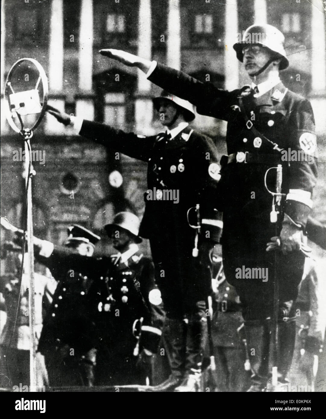 Heinrich Himmler, reçoit le salut à une partie de mars storm troopers Banque D'Images