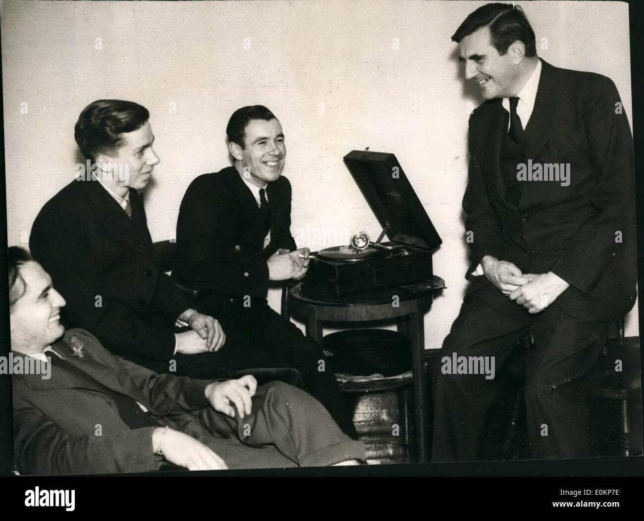 Juin 06, 1943 - Visites de l'ambassadeur des États-Unis AMERICAN MERCHANT SEAMEN'S CLUB EN ECOSSE. PHOTO KEYSTONE MONTRE :- l'ambassadeur des États-Unis, M. John Winant parle aux marins marchands américains célébrant la Journée maritime nationale à un marchand américain SEAMEN'S CLUB EN ECOSSE. Banque D'Images