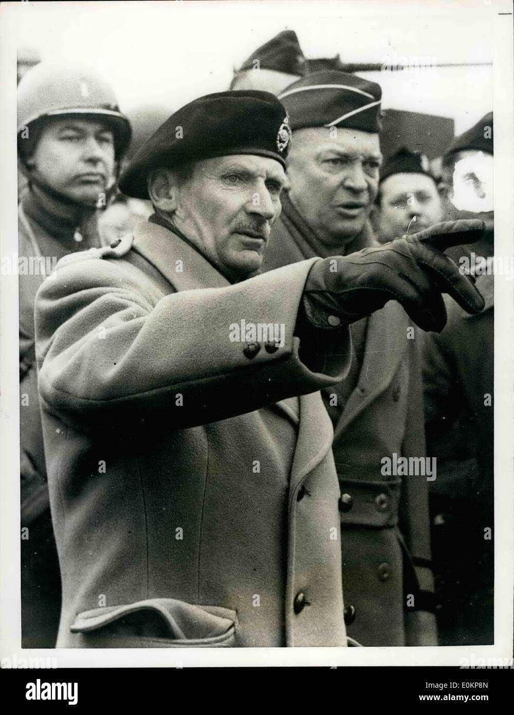 Mar. 03, 1944 - Angleterre--Général Sir Bernard L. Montgomery quelque chose hors des points pour le général Dwight D. Eisenhower (à droite) comme ils regardent Banque D'Images