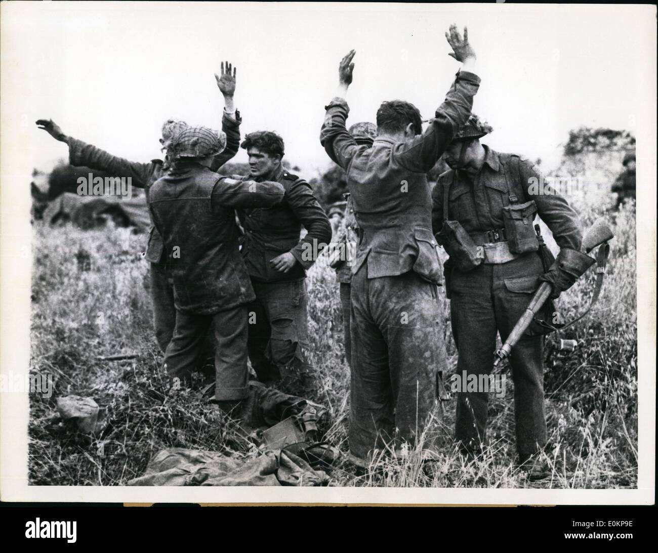 Juillet 07, 1944 - Les jeunes allemand fait prisonnier en France : Les soldats canadiens recherchez jeune prisonniers allemands qui se sont rendus dans le village de Gruchy, en Normandie, France, après l'artillerie britannique avait soufflé le lieu tout en avançant sur la ville de Cean. Certains des prisonniers capturés au cours de cette action n'avait pas de plus de 18 ans. Banque D'Images