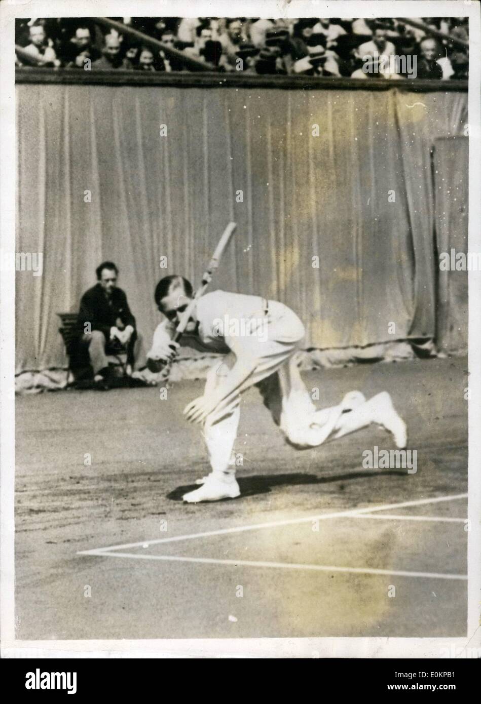 Juin 06, 1935 - F.J. Perry rend l'histoire du tennis. Fred Perry a créé un court de tennis sur gazon record, hier, quand il a battu G. Von Gramm (Allemagne) et a remporté le championnat masculin en français pour la première fois chez le Stade Roland Garros, Actueil, qui signifie la façon dont il est titulaire de trois titres. OPS : G. Von Gramm en action contre Perry hier à Paris. Banque D'Images
