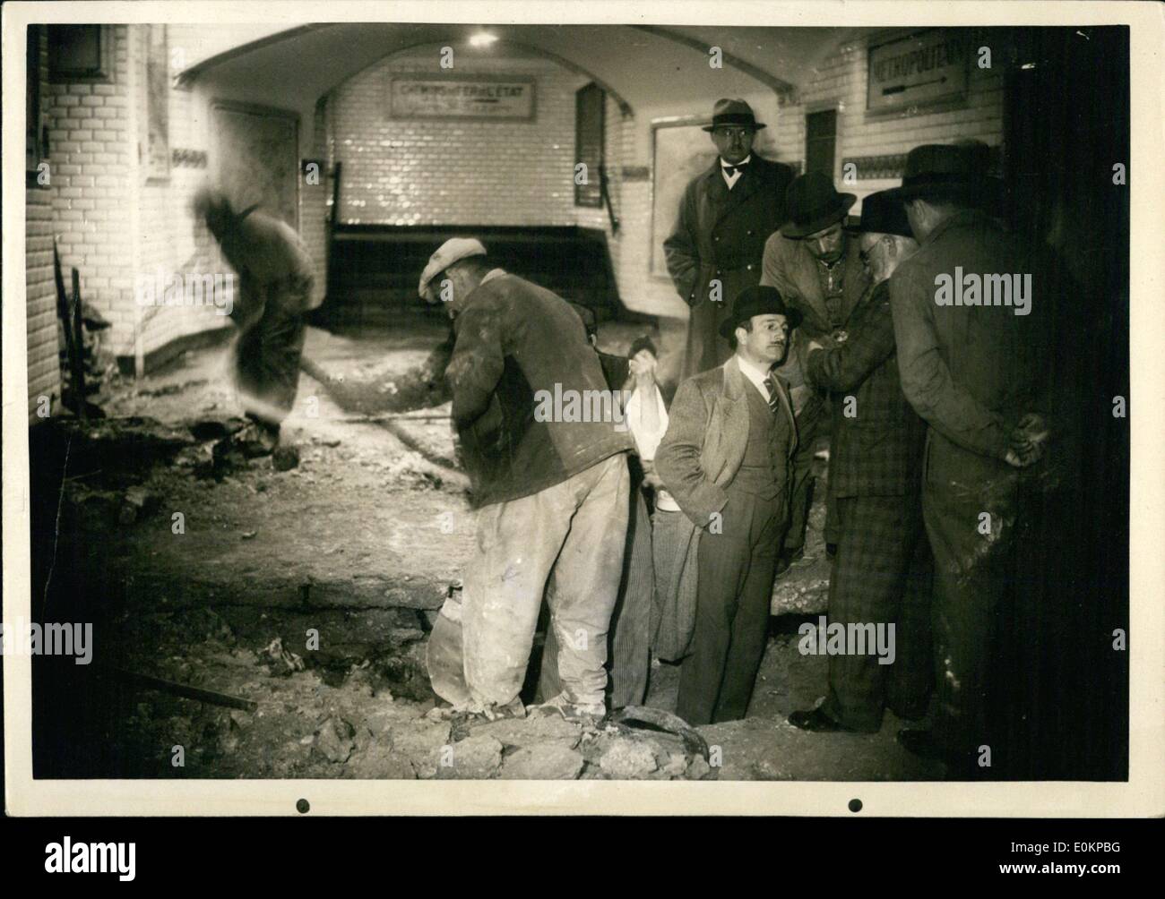 10 octobre 1935 - Réparations de rupture d'un article de la métro de Paris Banque D'Images
