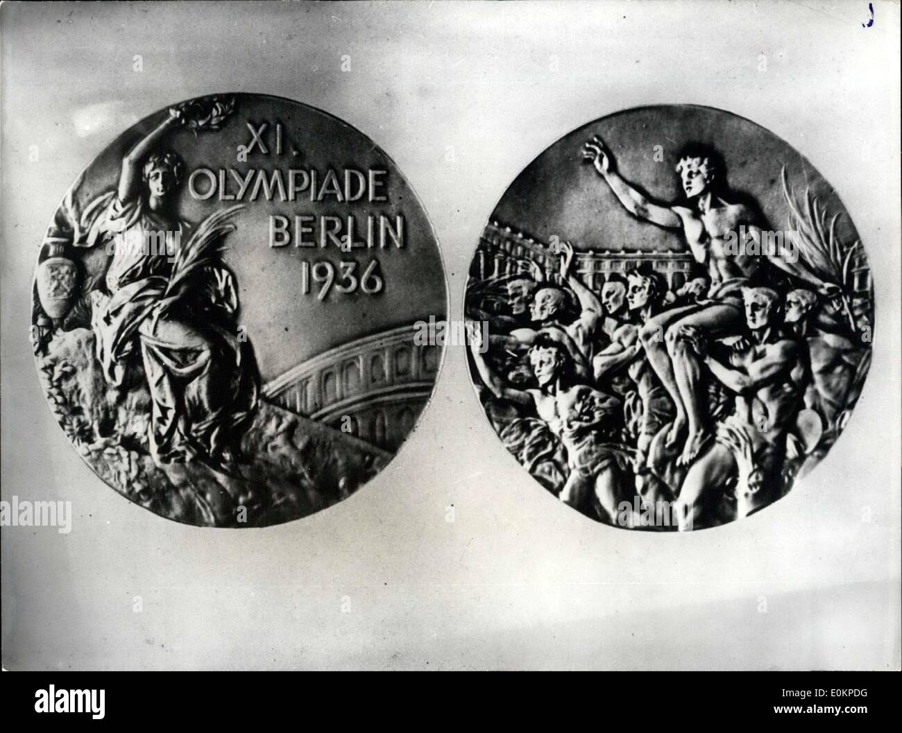 28 mai 1936 - Les médailles des Jeux Olympiques - Berlin 1936 : notre photo:Jeux Olympiques de Berlin - 1936 : médaille avant indique la déesse de la Victoire ; Verso : vainqueur du marathon portés en triomphe. Banque D'Images