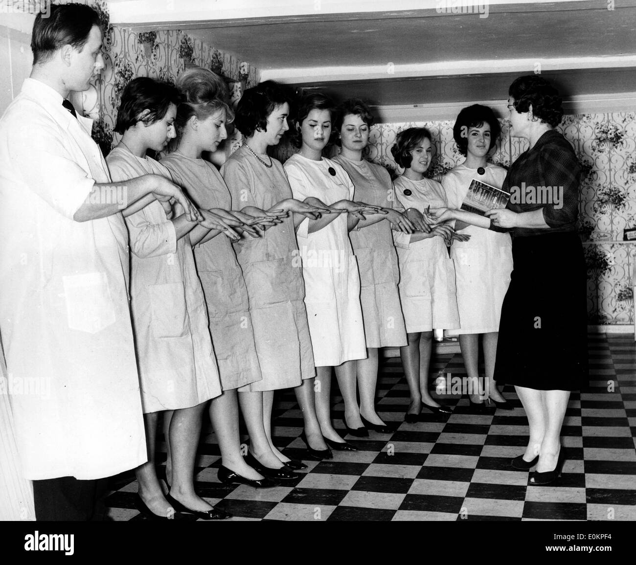 Oct 04, 1944 ; Londres, Royaume-Uni ; Tom tient ses mains pour l'inspection par Leida Costigan. Crédit obligatoire : Photo par KPA/ZUMA Press. Banque D'Images