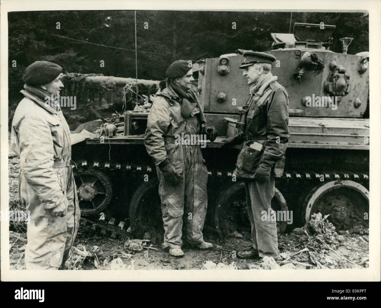 02 février 1945 - général Horrocks et 'Stiffy Stiff'' : général Horrocks, est l'un des plus populaires généraux, qui prennent part à l'offensive de Lonty. Ici il est vu à côté de son propre réservoir de personnel parlant à ''the best damn'' conducteur de char dans le monde. Il est de donner des instructions juste avant de partir à aller de l'avant dans la bataille. Le nom du pilote est le Sgt.''Stiffy'' raide. L'aversions formalité : Note son codurcy pantalons et chaussures légères. Banque D'Images