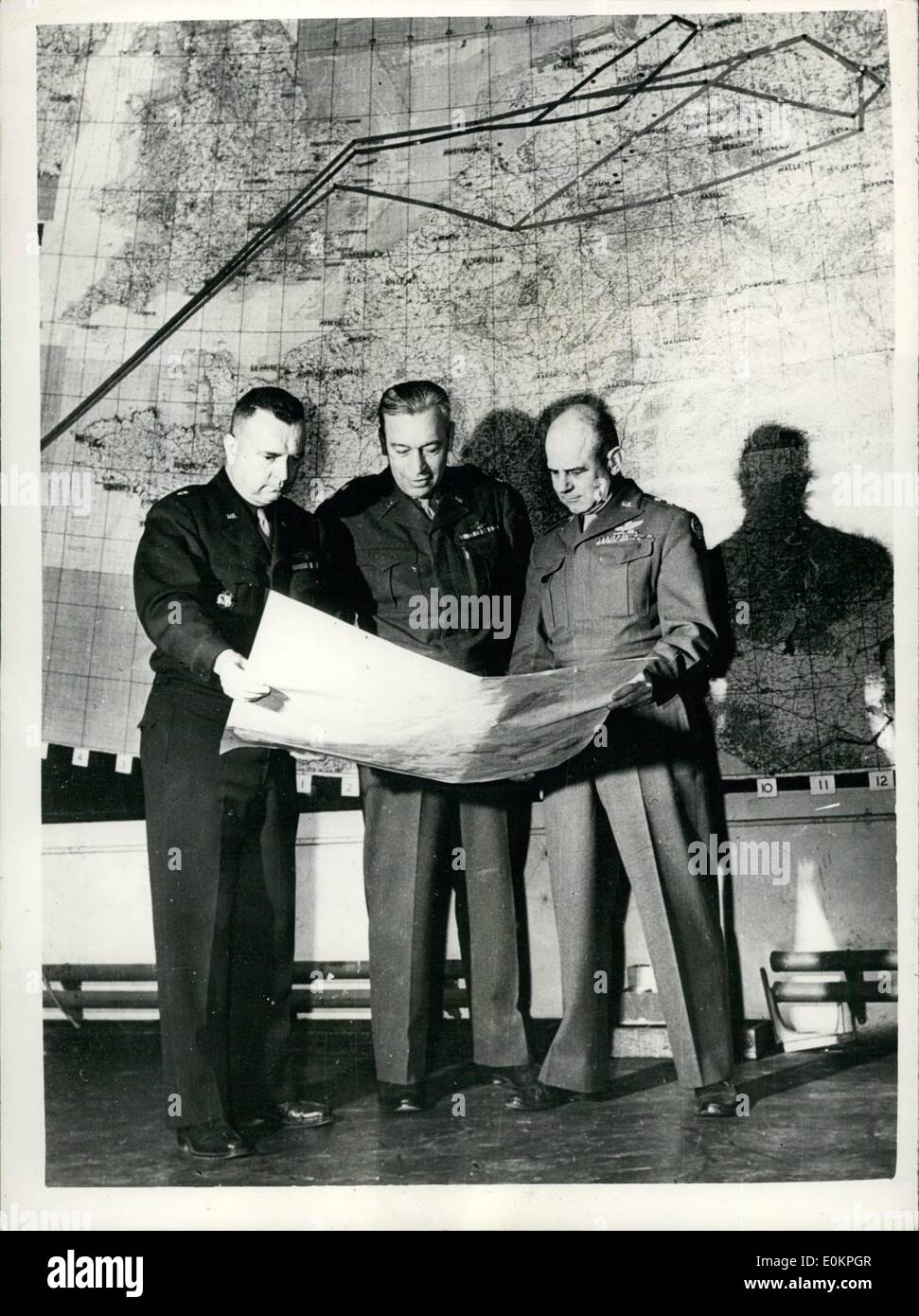 Avril 04, 1945 - PLAN GÉNÉRAUX attaque aérienne. Le général commandant de la 8ème US Air Force, le général James H. DOOLITTLE se bloque sur la carte météo avec deux membres de son personnel. Debout devant un plan d'une mission de Berlin. Général Doolittle confère avec le Brigadier-général Charles Y. BAWFILL, Directeur de l'intelligence, 8th Air Force (à gauche) et le général Orvil A.Anderson, commandant général adjoint pour les opérations, la 8th Air Force (centre) Banque D'Images