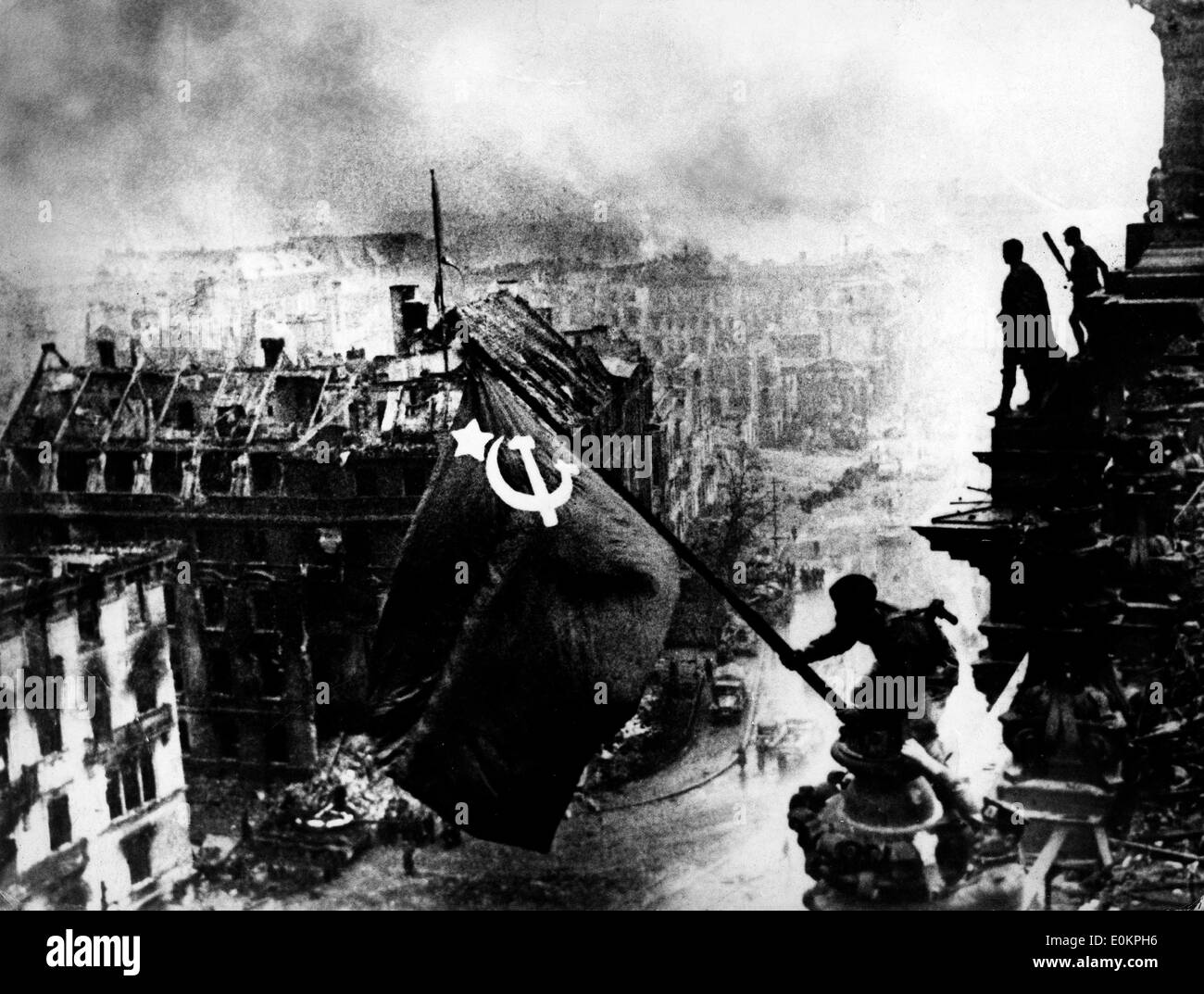 Soldats soviétiques hissant le drapeau soviétique Banque D'Images