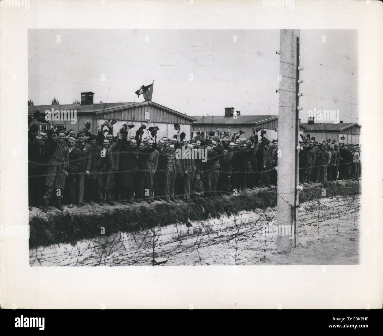 Mai 05, 1945 - WW II Ger(Inv) Camp-Dachau Dachu-Con : le plus célèbre de tous les camps de concentration nazis, a toujours été dirigé par des hommes de la 42e div. de Arc-en-ciel de la 7e armée. Des scènes de l'application avaient été témoins de l'horreur par les troupes américaines comme ils sont allés d'un bâtiment à l'autre. Des milliers d'cerpses affamés étaient empilés près de la toiture en attente d'cremating et des milliers de vie sont devenus fous de joie qu'ils ont vu les garçons la pâte dans leur prison de collision. De nombreux prisonniers de taille immédiatement leurs SS torture et les ont tués de jeter leurs corps dans le plus de entourant le campement Banque D'Images