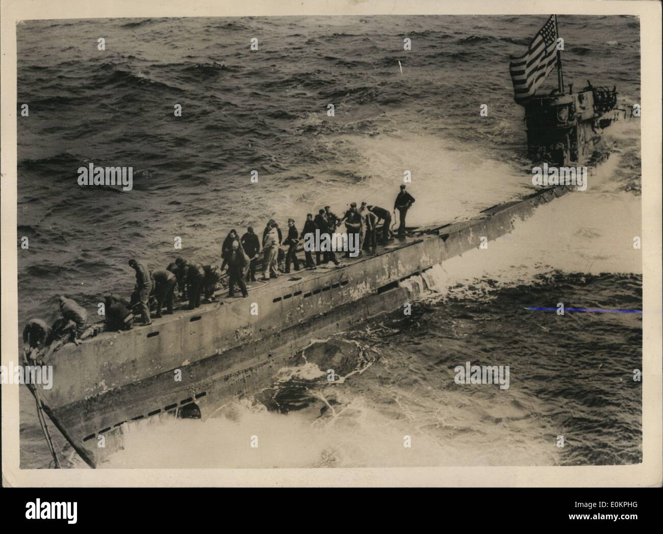 Mai 05, 1945 - Mise de menottes sur U-boat allemand. La photo montre les membres de l'équipage à bord de l'Amérique sont les câbles de remorquage à Banque D'Images