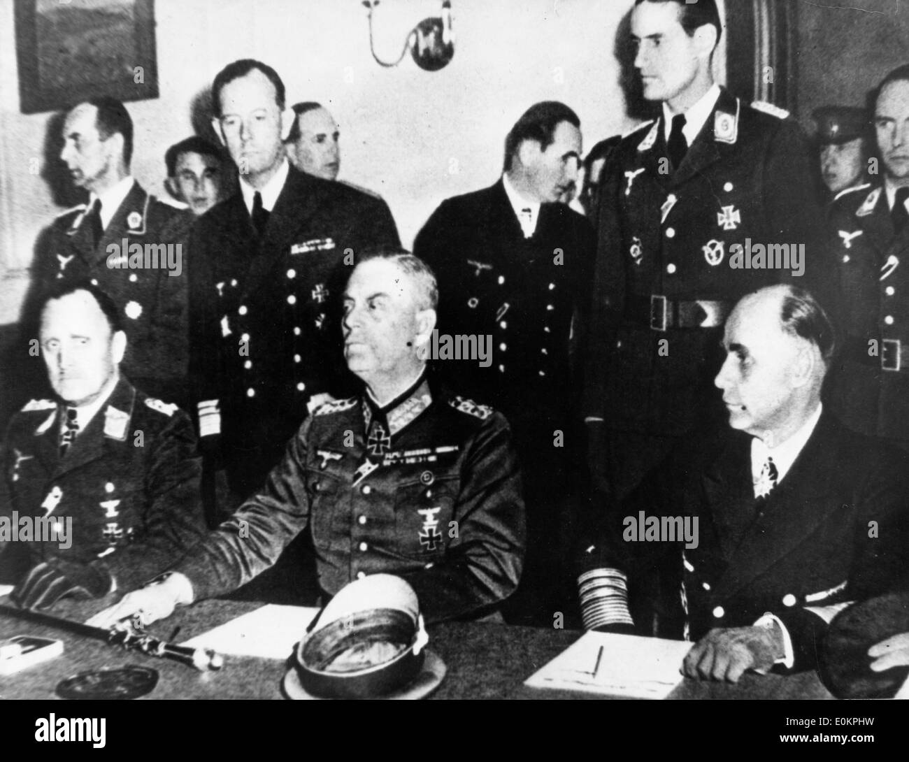 Stumpf, Keitel et Von Friedeburg signer la capitulation Banque D'Images