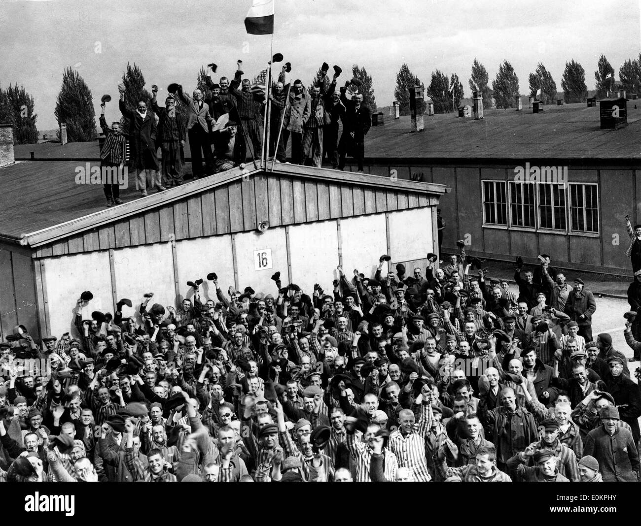 Prisonniers politiques cheer follement comme ils entendent canons de la 42e Division Arc-en-ciel à l'approche de Dachau Banque D'Images