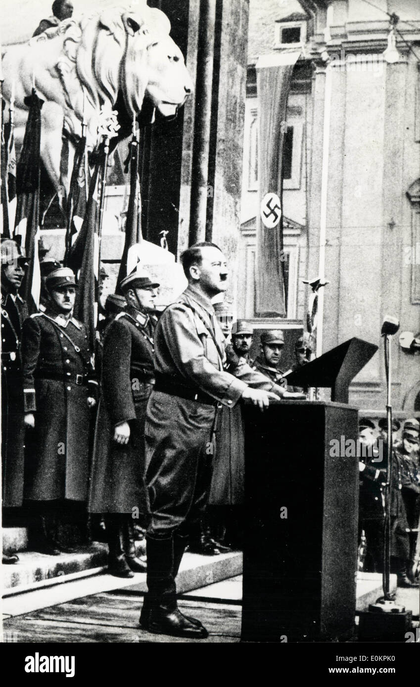 Adolf Hitler à la tribune un discours Banque D'Images