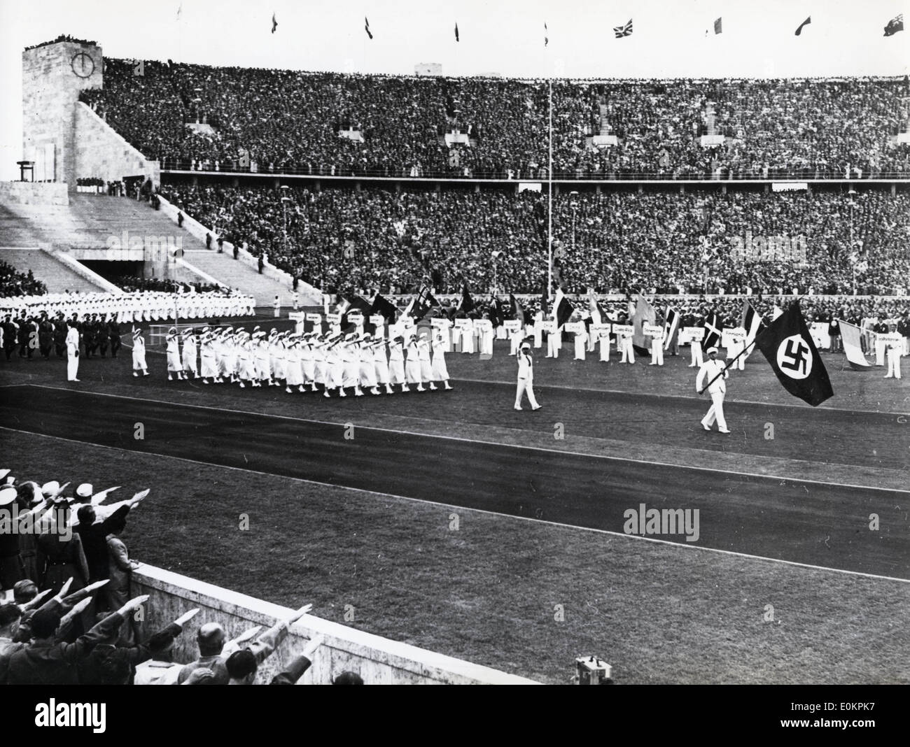 Le jour de l'ouverture des Jeux Olympiques de 1936 à Berlin, l'équipe allemande passe devant le stand de révision Banque D'Images