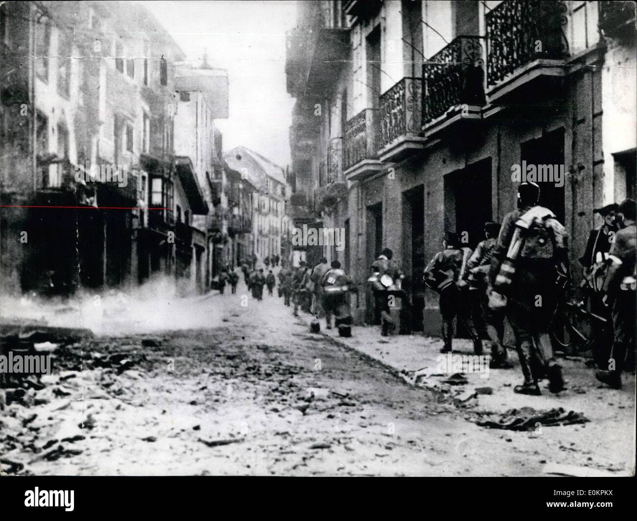 Septembre 09, 1936 - Guerre civile espagnole : Troupes nationalistes espagnols prennent part à la chute d'Irun à la recherche de la couverture de bâtiments en ruine lorsque l'aéroport de rouge bombardait la ville. Banque D'Images