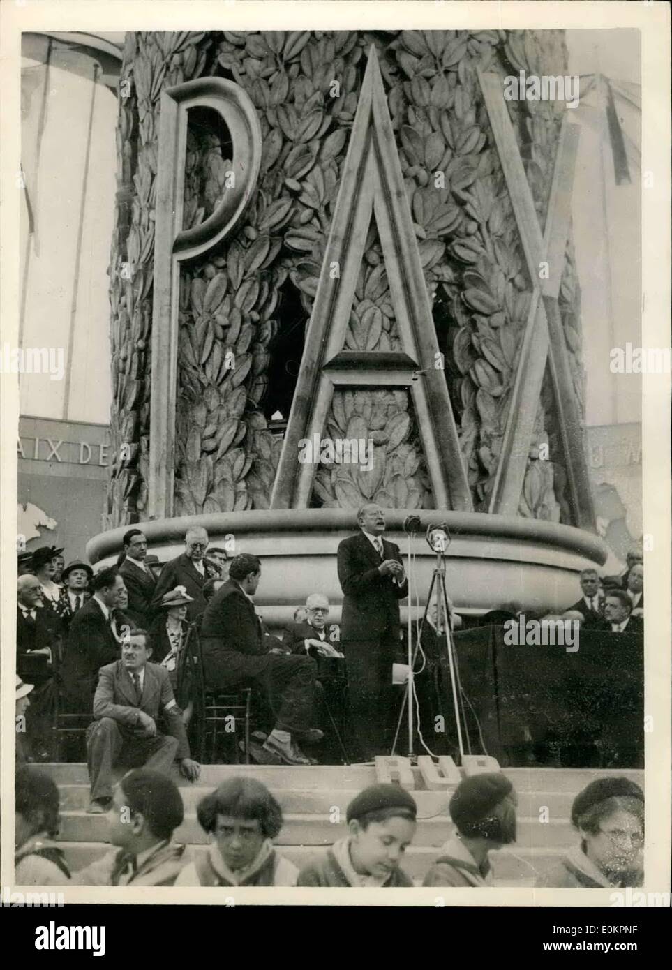 Juillet 07, 1937 - colonne de la paix dévoilée au salon de Paris. Une colonne de la paix a été dévoilé hier à la place du Trocadéro, en face de l'entrée du parc des expositions de Paris. Photo montre M. Léon Blum s'exprimant au cours de la cérémonie de dévoilement. Banque D'Images