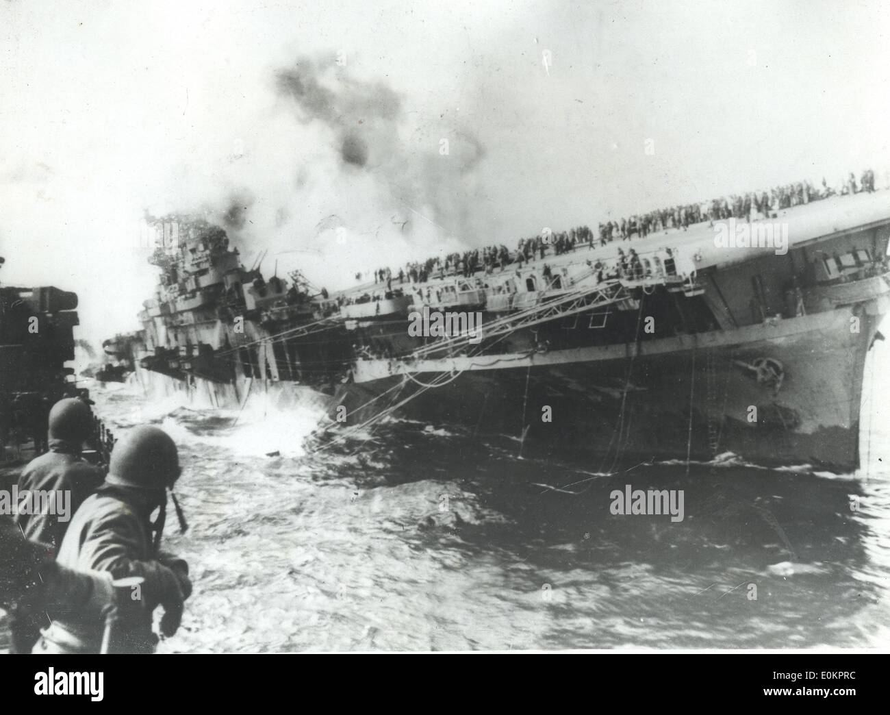 USS Franklin en feu dans la région du Pacifique Asiatique Banque D'Images