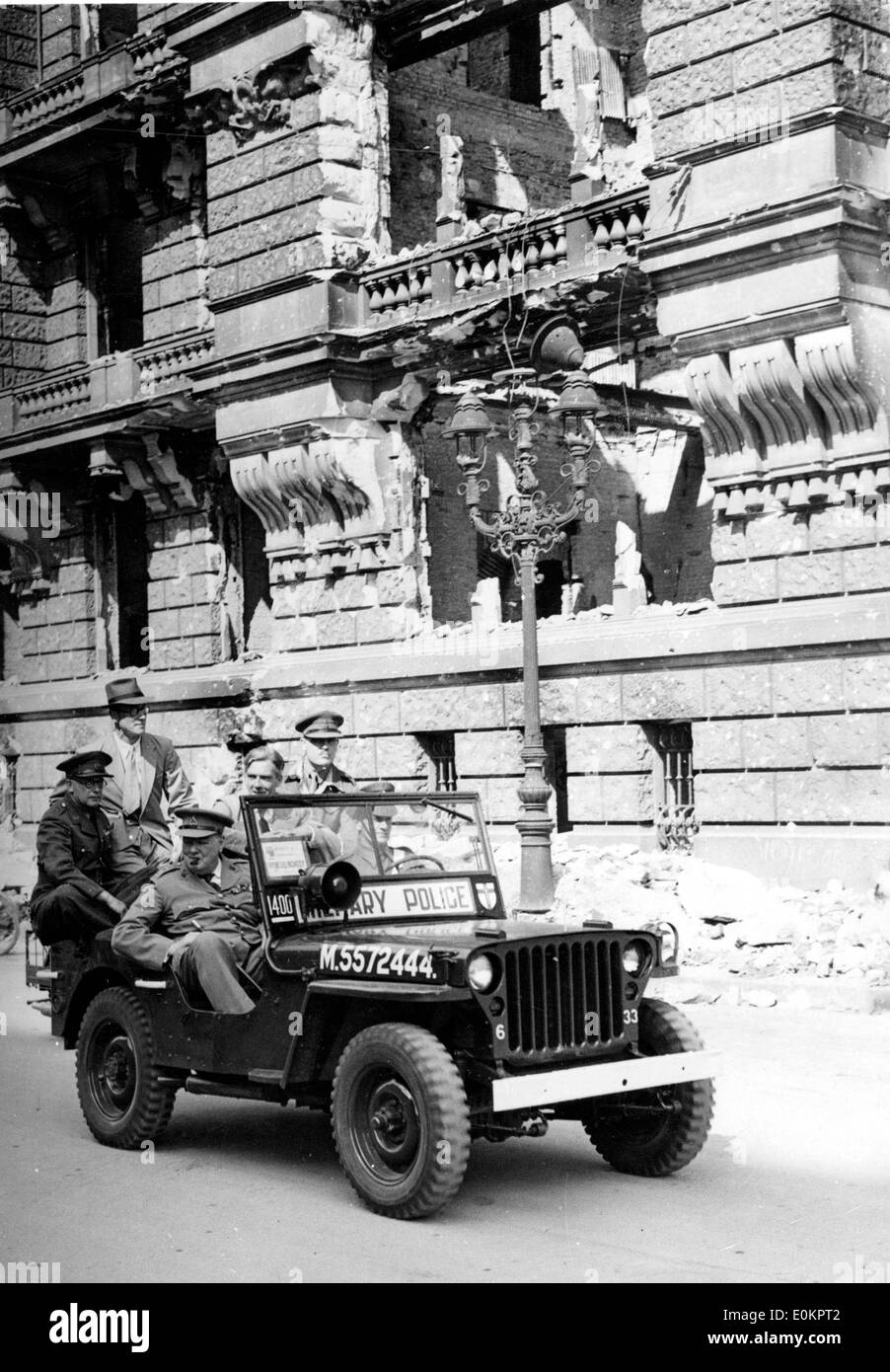 Sir Winston Churchill à cheval par la destruction du bâtiment du Reichstag à Berlin, Allemagne Banque D'Images