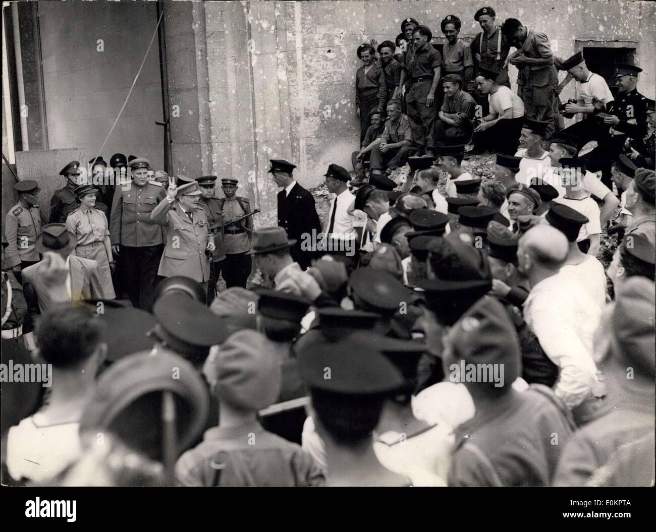 Juillet 20, 1945 - Churchill donne V-Sign : Les hommes de l'Armée britannique et la Royal Navy repérés ici M. Churchill qui accueilli thème Banque D'Images