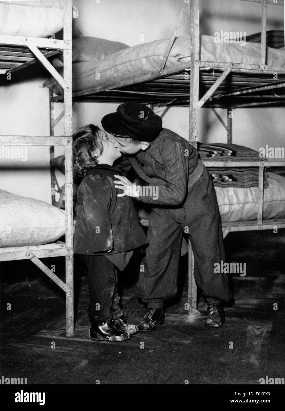 Deux personnes baiser dans une chambre de 2 lits superposés. Premiers réfugiés de zone soviétique allemand est arrivé à camp transitoire Stammheim de Berlin. Banque D'Images