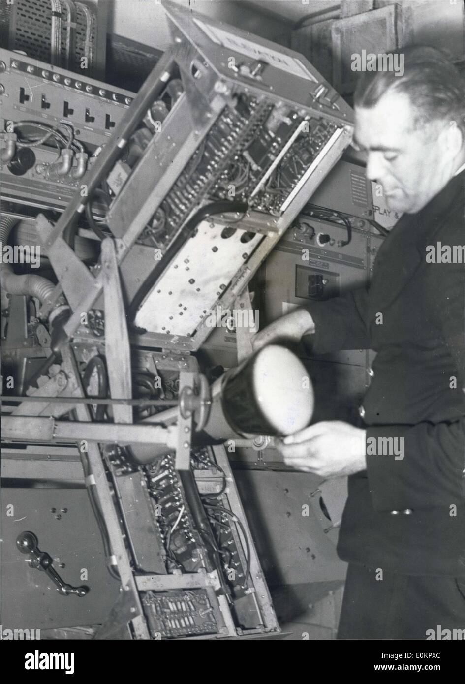24 août 1945 - Équipement de tir antiaérien centimétrique Utilisation du radar dans la Marine : Cet équipement a été conçu pour fournir à l'incendie contrôlée par radar, les avions ennemis à l'aide de l'A.A. Les batteries, dans la plupart des grands magasins modernes, il peut également contrôler l'armement principal des magasins. Il peut également contrôler les principales cibles. Le modulateur et le récepteur sont similaires à celles utilisées dans l'équipement de tir de surface. Les antennes et l'émetteur peut être contrôlée par les poignées sur le roulement et l'altitude d'unités. Banque D'Images