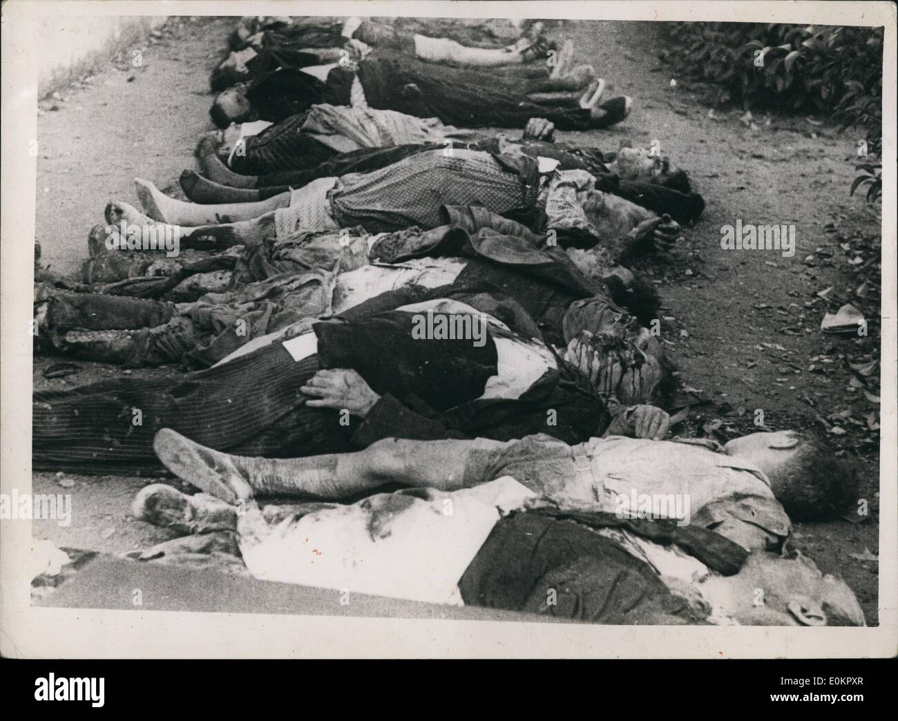 11 novembre 1937 - organes établis pour l'inhumation après plans d'insurgés avaient bombardé une école à Barcelone pendant la guerre civile espagnole. Cr Banque D'Images 11 novembre 1937 - organes établis pour l'inhumation après plans d'insurgés avaient bombardé une école à Barcelone pendant la guerre civile espagnole. Cr Banque D'Images