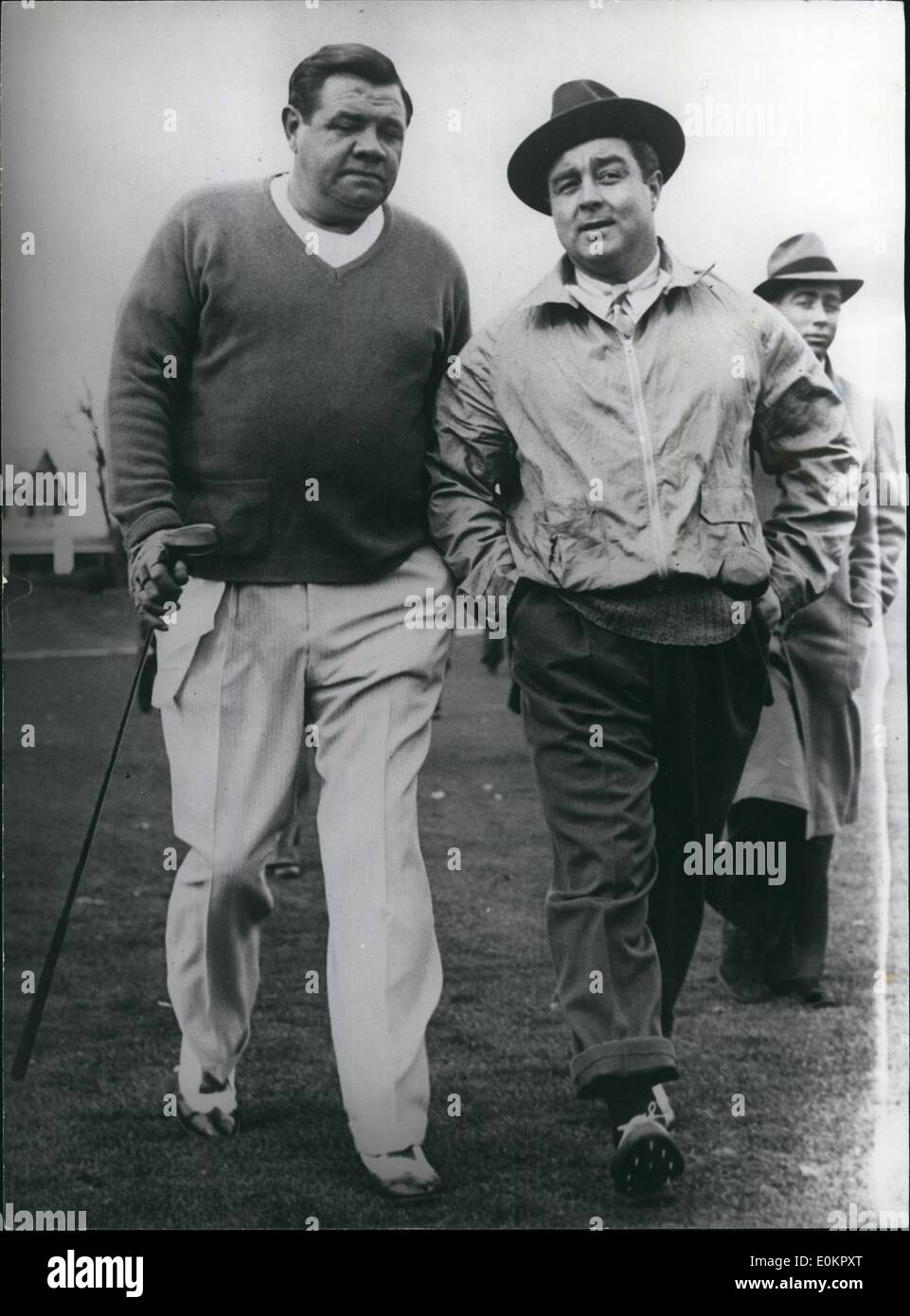 11 novembre 1937 - Babe Ruth, la star de base ball, et John Montague le mystère du golf, randonnée sur le parcours, au cours de leurs doubles match de golf avec Babe Didrickson et Sylvia Annenburg, à New York. Match a été arrêté en raison de la foule. Banque D'Images