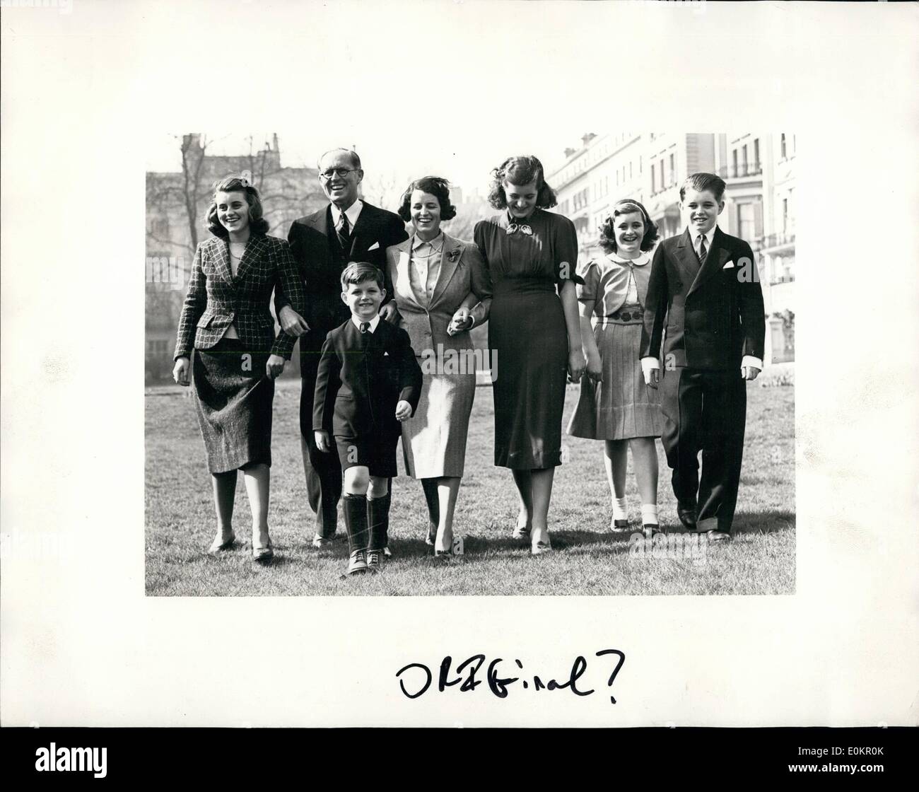 Mar. 03, 1938 - La famille Kennedy a photographié à leur domicile à Princes Gate, London S.W. De gauche à droite - Kathleen ,Edward (devant), M. Joseph Kennedy, Mme Kennedy, Patricia, Jean et Robert. (Cette photo montre que cinq des neuf enfants Kennedy) Banque D'Images