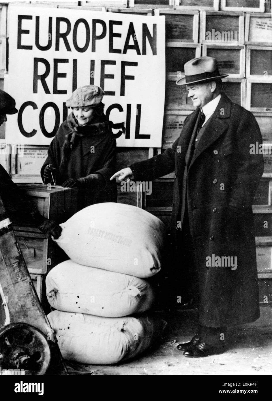Le président Hoover inspecte les expéditions de produits alimentaires au Bush Docks Banque D'Images