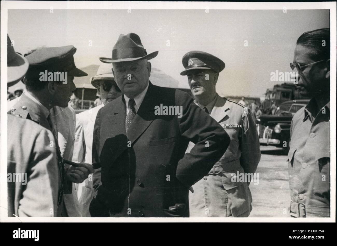 Avril 04, 1946 - M. Hoover à Bombay : M. Hoover, États-Unis représentant du Président et à enquêter sur les mondes situation alimentaire est vu en conversation avec les membres du bureau. L'alimentation de Bombay Banque D'Images