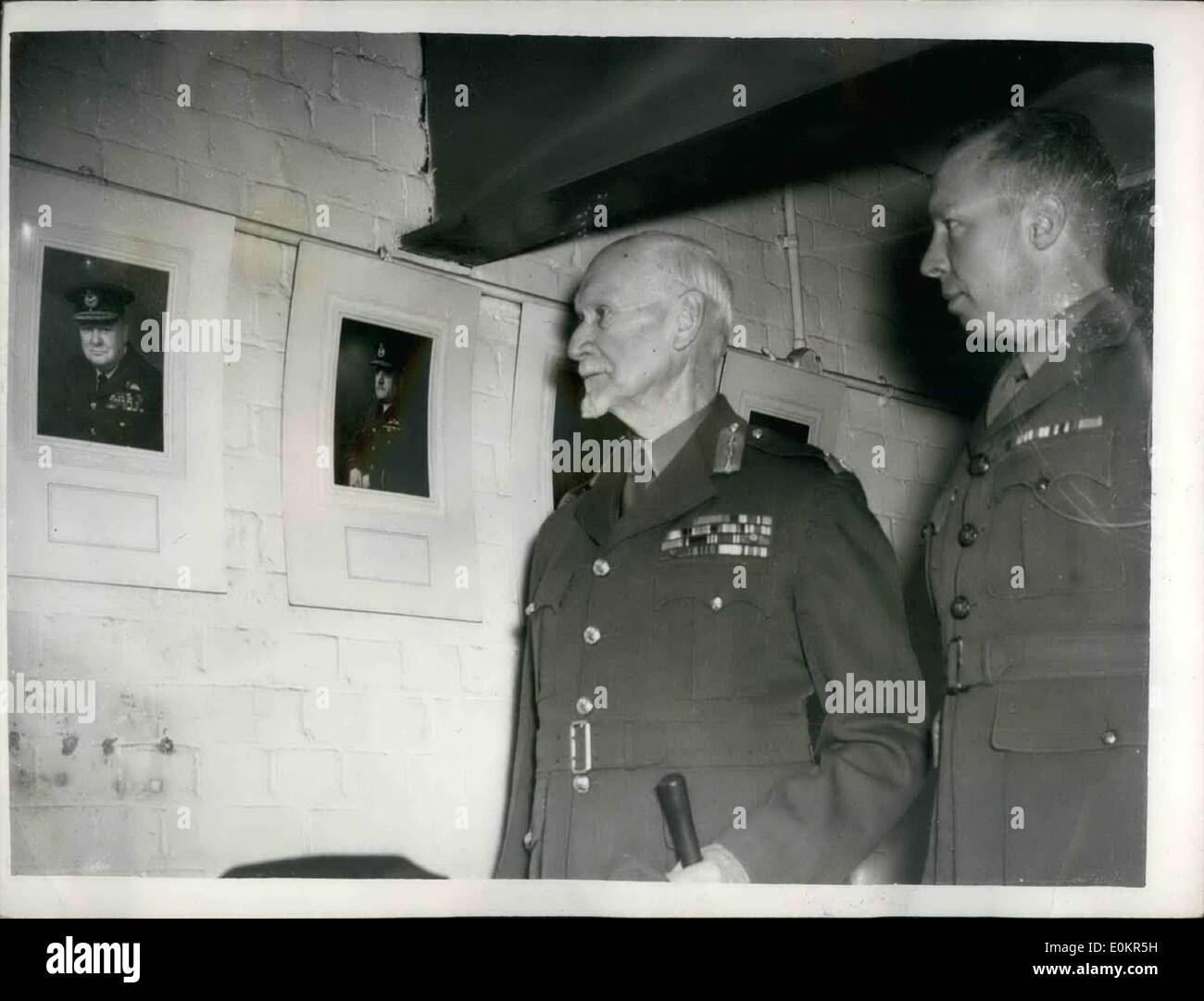 Mai 05, 1946 - Le Général Smuts Siège Portrait couleur général Smuts est assis aujourd'hui pour un portrait en couleur, d'être inclus dans le portefeuille de la victoire des leaders de la grande guerre. Le livre aura une distribution à l'échelle mondiale et les fonds iront à la RAF. Benavolent Fonds. Le photographe faisant ces portraits couleur directe est ex L.A.C. David Waddington, qui a déjà photographié le roi, M. Winston Churchill et beaucoup de célèbres personnalités de la guerre. Photo : Keystone montre après séance pour un portrait couleur, le Général Smuts regarde une photo de M. Winston Churchill à l'Air Ministry Studio Banque D'Images