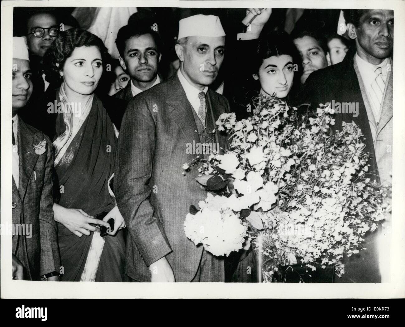 Juin 06, 1938 - le pandit Nehru à Londres : Pandit Jawaharlal Nehru, ancien président du Parti du Congrès Indien, photographiés à l'arrivée à Victoria. Sa volonté de discuter de la situation de l'Inde avec les politiciens et est vu avec sa fille, Indira. Banque D'Images