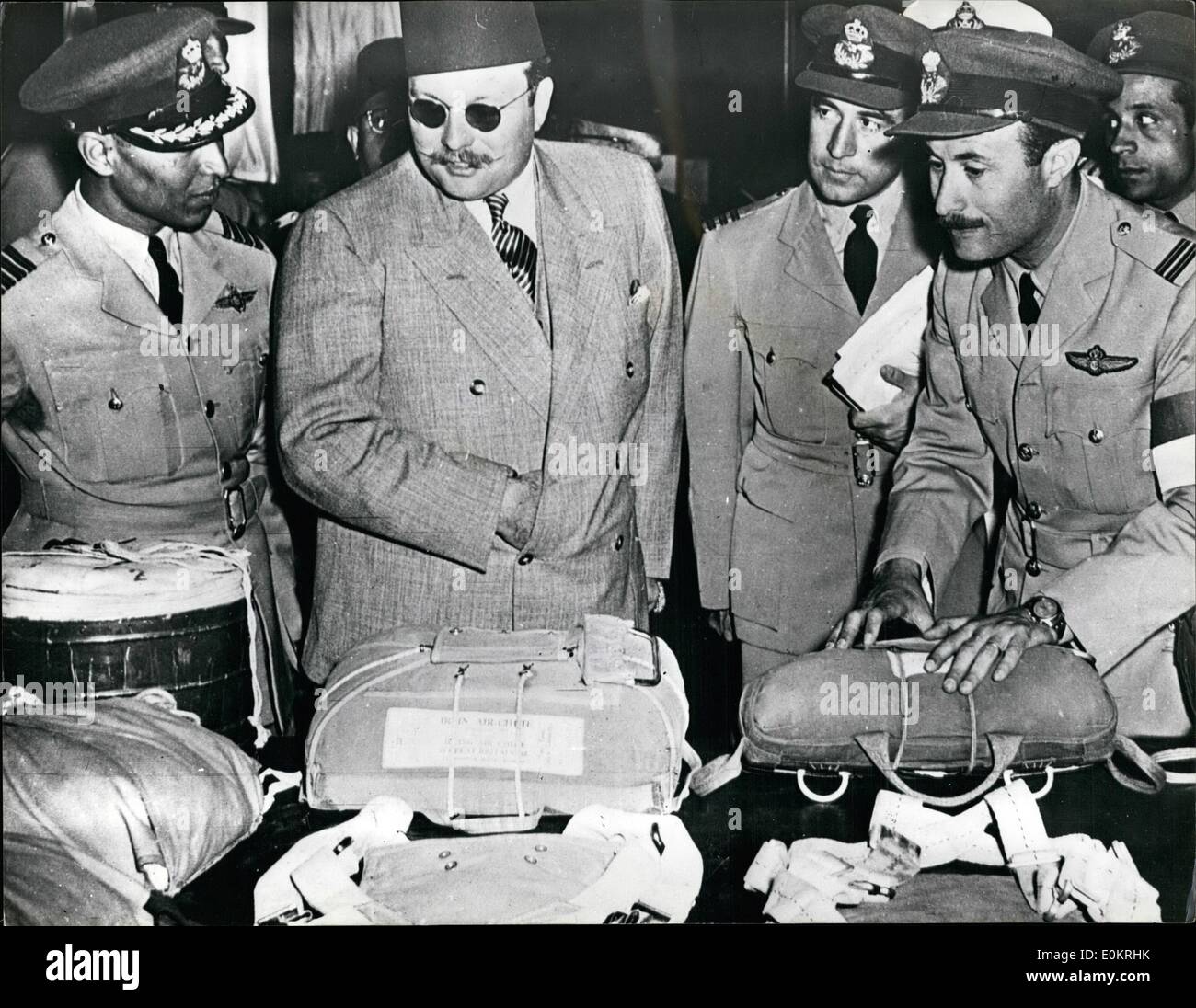 Avril 04, 1947 - Le roi Farouk assiste à l'Armée de l'air égyptienne Festival au Caire image et du matériel : Le roi Farouk d'Égypte vu comme il inspecte une partie de l'équipement lorsqu'il a participé à la Royal Air Force égyptienne Festival au Caire, récemment. Un écran de vol à basse altitude a été une caractéristique du festival. Banque D'Images