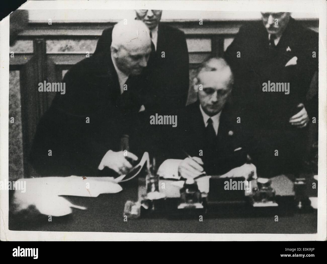 08 août, 1939 - La signature de l'passé de non-agression entre la Russie soviétique et allemand dans le Kremlin à Moscou, le ministre allemand des affaires étrangères, von Ribbentrop signe observé par comte von der Schulenberg, l'ambassadeur allemand à Moscou. Banque D'Images