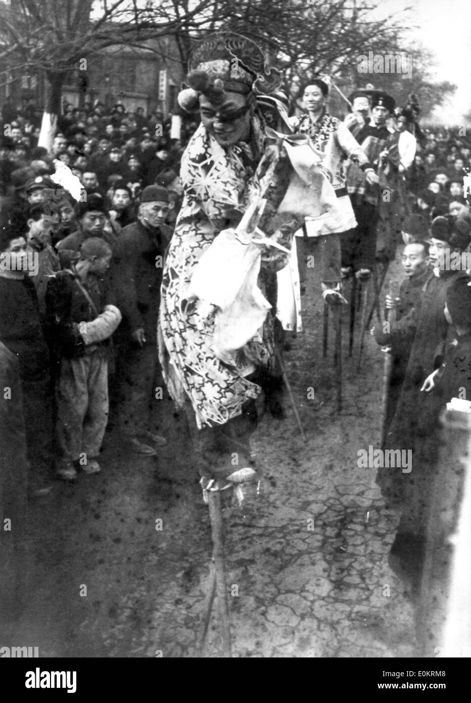 Les danseurs chinois pour souligner l'arrivée de l'Armée communiste dans les rues Banque D'Images