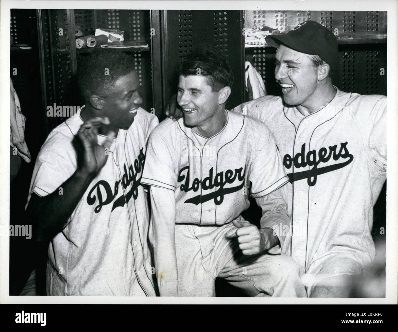 Juin 06, 1949 - le Dodger Daty à '49 série. New York : Voici les trois gros canons dans les éviter victoire sur les Américains aujourd'hui - de même la série à un tout. L - R : Jackie Robinson qui a doublé, prédicateur Roe qui exclue les Yankees et Gil Hodges qui dro Robinson dans avec le seul point du match. Banque D'Images