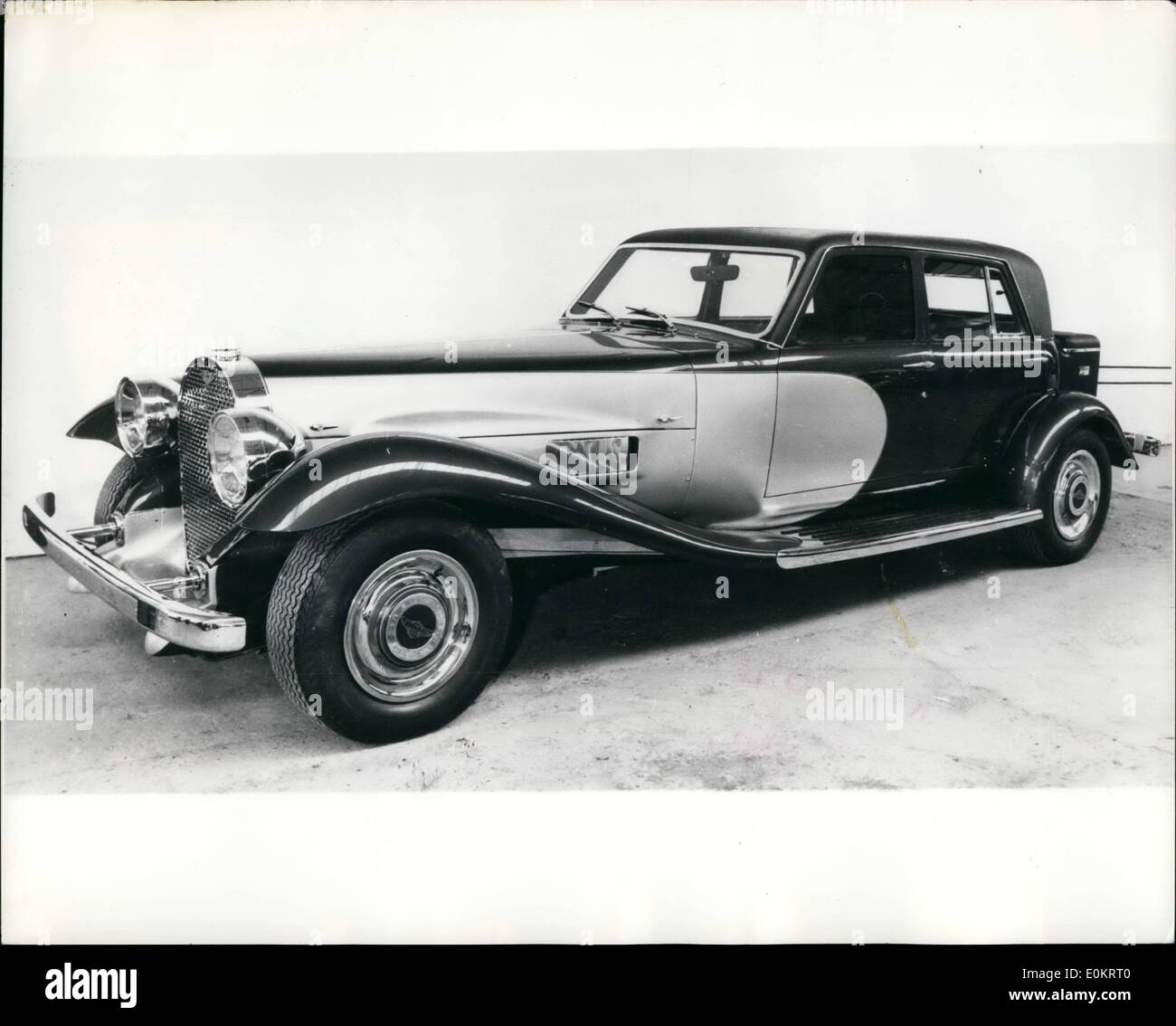 10 octobre 1947 - Retour aux années 1930 dans l'automobile de luxe extravagant - de la Panther DE Ville : si dans votre automobile vous souhaitez que le luxe extravagant et le style de la voiture 1930, vous devez avoir la Panther De Ville. Mais la voiture est fait dans l'année 1974 et coûtera 17 650 $ à l'acheteur. La voiture, produite par Panther des vents de l'ouest, de Byfleet, weybrige, Surrey, a un énorme radiateur chromé surmonté d'une grappe d'améthyste (ou motif personnel), précédé de deux projecteurs vintage, un long capot rakish de plus de six pieds de long, les ailes qui balaient les marchepieds chromés, cinq part Banque D'Images
