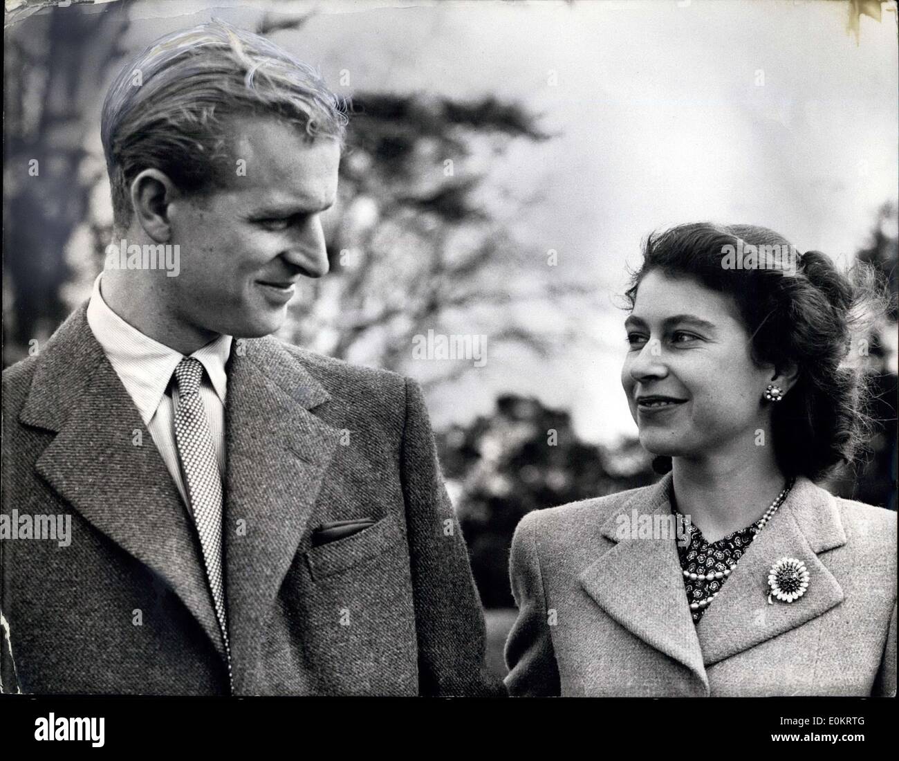 20 novembre 1947 - L'heureux couple sur leur lune de miel au large des terres, Romsey. La princesse Elizabeth et le duc d'Édimbourg se sont mariés le 20 novembre, 1947. Banque D'Images