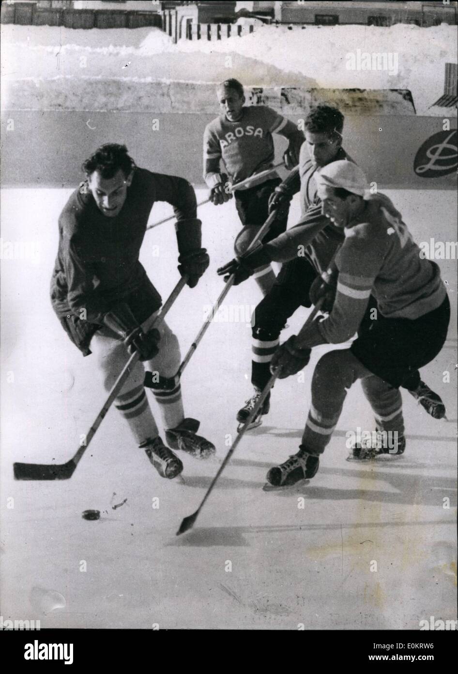 01 janvier, 1948 - L'équipe de Suisse de Hockey sur glace à l'entraînement au ST. Moritz pour les prochaines manifestations olympiques. : Les membres de l'équipe Suisse de Hockey sur glace qui est de prendre part aux prochaines manifestations olympiques vu lors d'un point de pratique à ST. Moritz. Banque D'Images