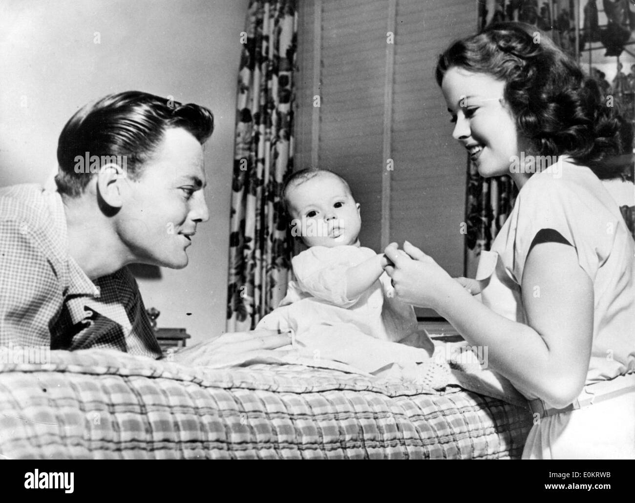L'actrice Shirley Temple avec mari John Agar et leur bébé Banque D'Images