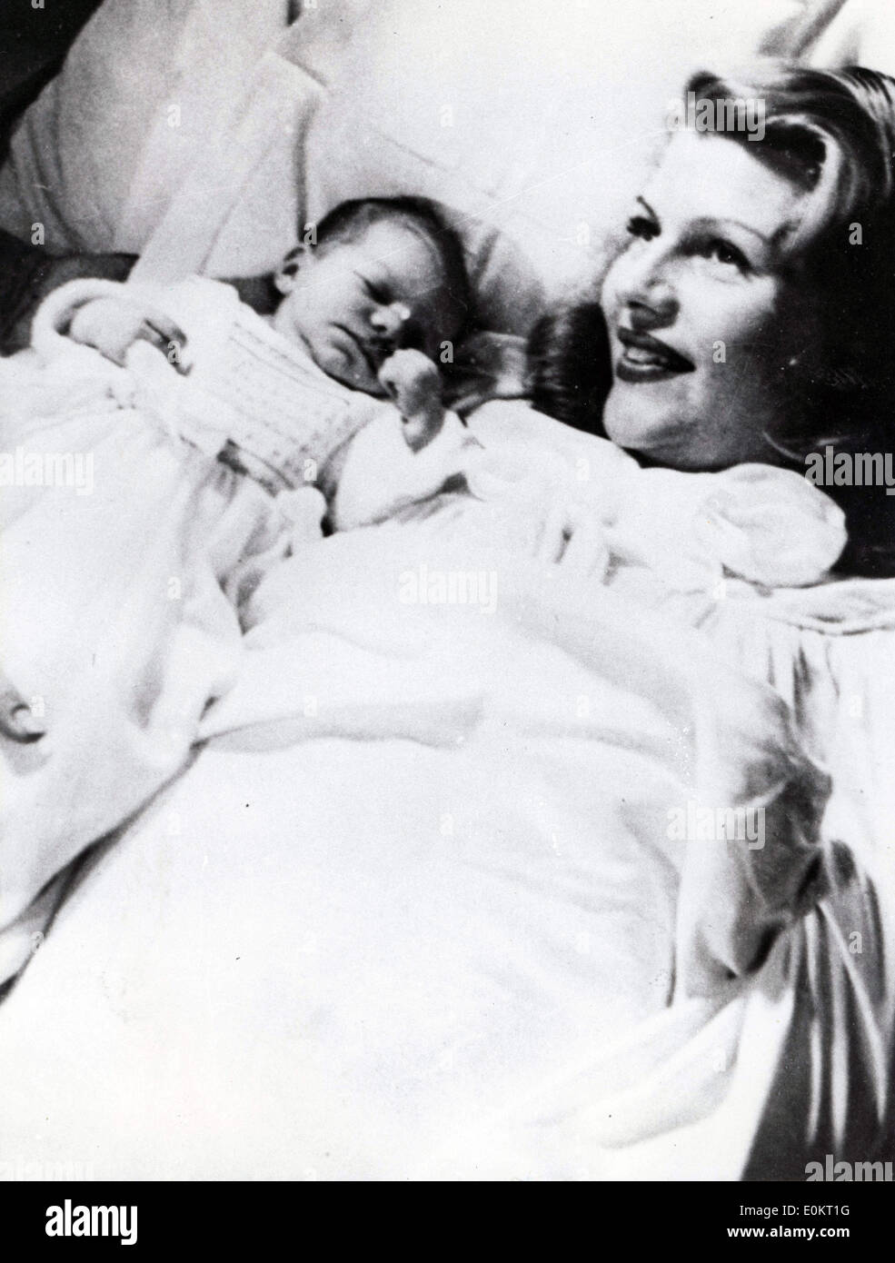 Dec 28, 1949 - Lausanne, Suisse - Rita Hayworth avec son nouveau né fille, la Princesse YASMIN Aga Khan.. Banque D'Images