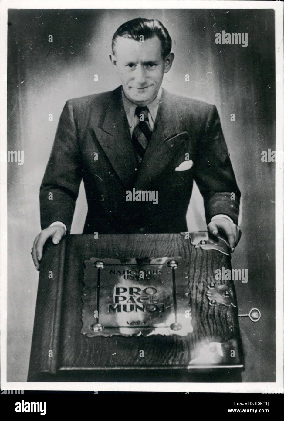 31 déc., 1949 - Sur la photo est l'auteur Hugo Kuehner avec son célèbre Friedensbuch. Le livre est presque un mètre de long et un demi-mètre de large. Il compte plus de 1 700 pages et est relié en cuir de porc. Il était doué pour l'Organisation des Nations Unies à l'occasion de l'inauguration de l'immeuble à New York. Banque D'Images