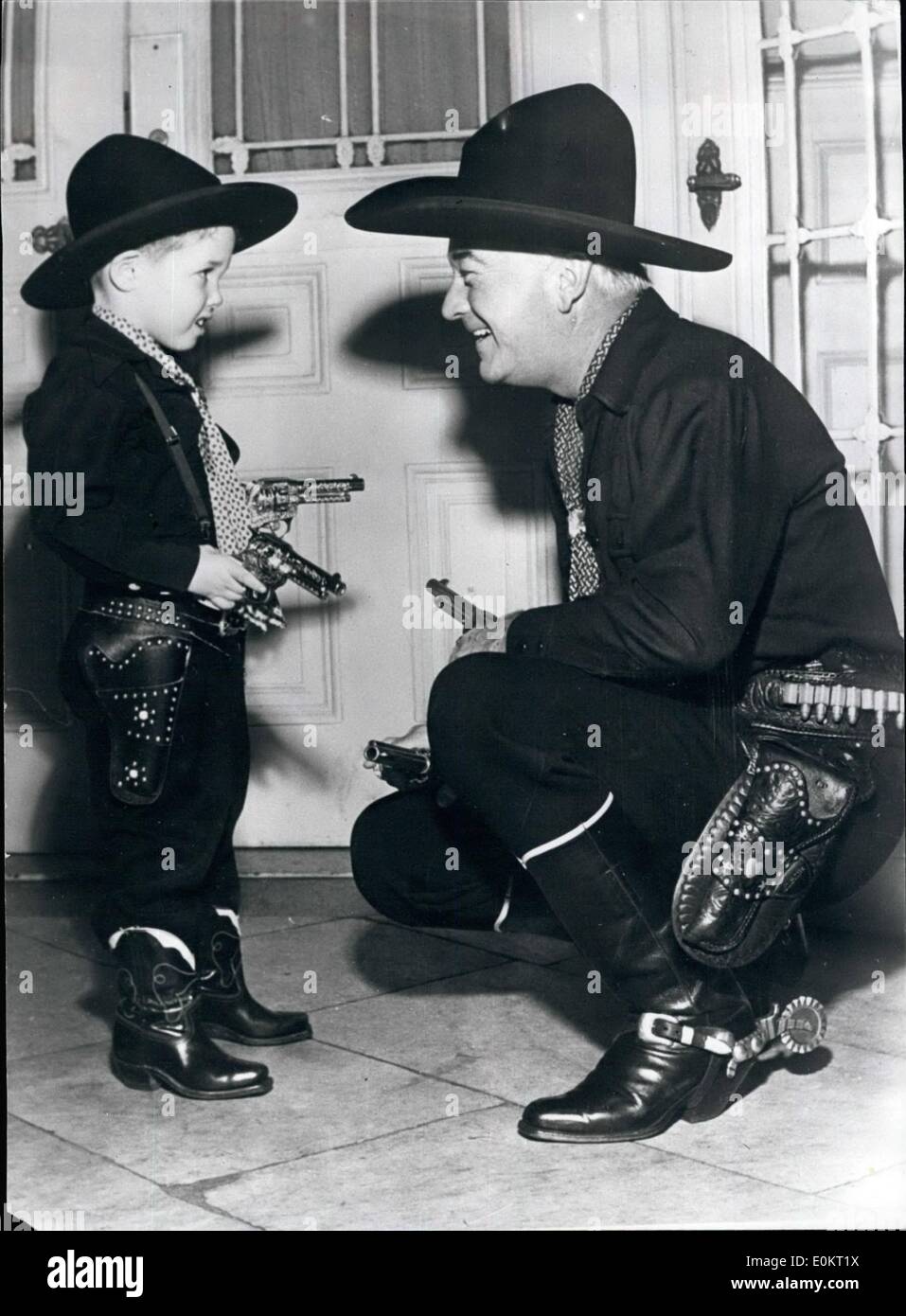 01 janvier 1950 - ''Stick ' Em Up - Cowboy''. Hopalong Cassdy est 'Outgunned' à l'Hôtel de ville de New York. : dans sa révision du ''shoot'em up'' a été outdrawn. L'hombre difficiles dans ce cas est de 3 ans et demi-Schaefter. Il n'est pas un plateau, mais un simple ''mesa'' sur les étapes de la ville de New York City Hall où était Hopalong ralenti pour un aller. Banque D'Images