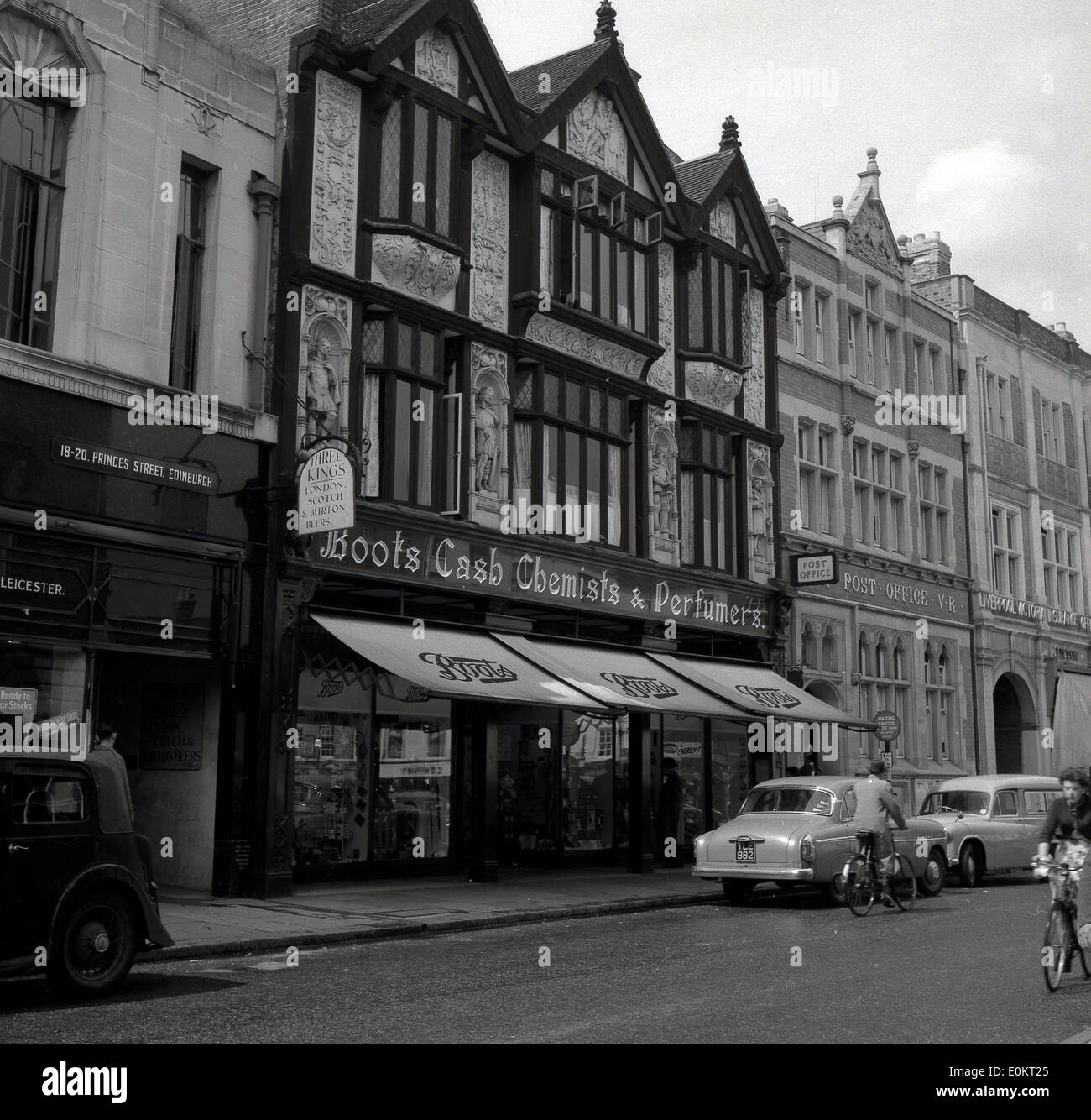 Historique des années 1950, l'extérieur de l'un des bottes d'origine les chimistes boutiques, avec le nom des chimistes et des bottes de la pharmacie, à l'avant, Edingburgh. Banque D'Images