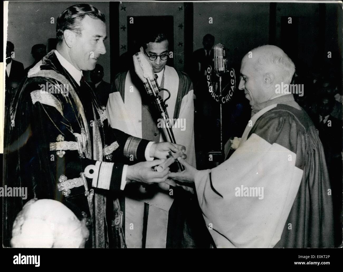 Mar. 03, 1948 - 25 CONVOCATION À L'Université de Delhi. EARL MOUNTBATTEN CONFÈRE UNE CERTAINE MESURE SUR le pandit Nehru KEYSTONE PHOTO MONTRE :- Earl Mountbatten, le chancelier de l'université, vu conférant à pandit Nehru le grade de Docteur en Lettres, au cours du récent Jubilé d'argent des diplômes à l'Université de Delhi. Banque D'Images