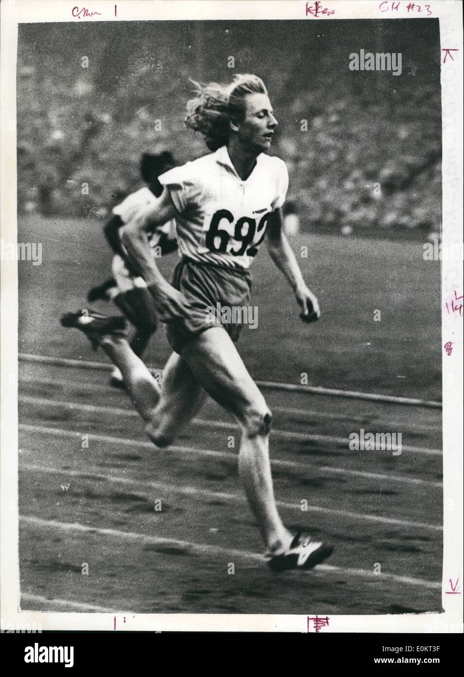 Mai 05, 1948 - Femme track and field : Londres Angleterre Jeux Olympiques : Premier tour de l'événement women's 200mètres. Sur la photo, Fanny Blankers-Koen (Hollande) gagnante la plus proche de la chaleur 1 200 mètres de la femme, à Wembley, aujourd'hui. Banque D'Images