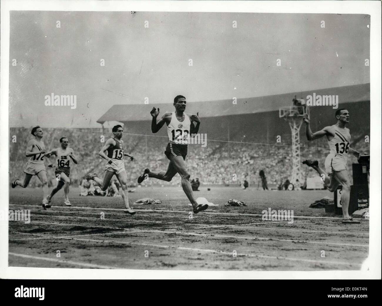 02 août 1948 - FIN DE LA 800 MÈTRES FINALE À WEMBLEY. PHOTO MONTRE :- la finale du 800 mètres des Jeux Olympiques au stade de Wembley finale cet après-midi. L'événement a été remporté par M.G. Whitfield des USA (No. 136), qui ont mis en place un nouveau record olympique. Deuxième était A.S. Wint de la Jamaïque (No. 122.) et troisième Marcel Hansenne de France (no151). Les trois premiers tous a battu le précédent record olympique de 1 minutes 49,8 secondes à Los Angeles en 1932. Quatrième à la fin était H.C. Barten des U.S.A. (No. 172) et cinquième I. Benotson de Suède (No. 164) Banque D'Images