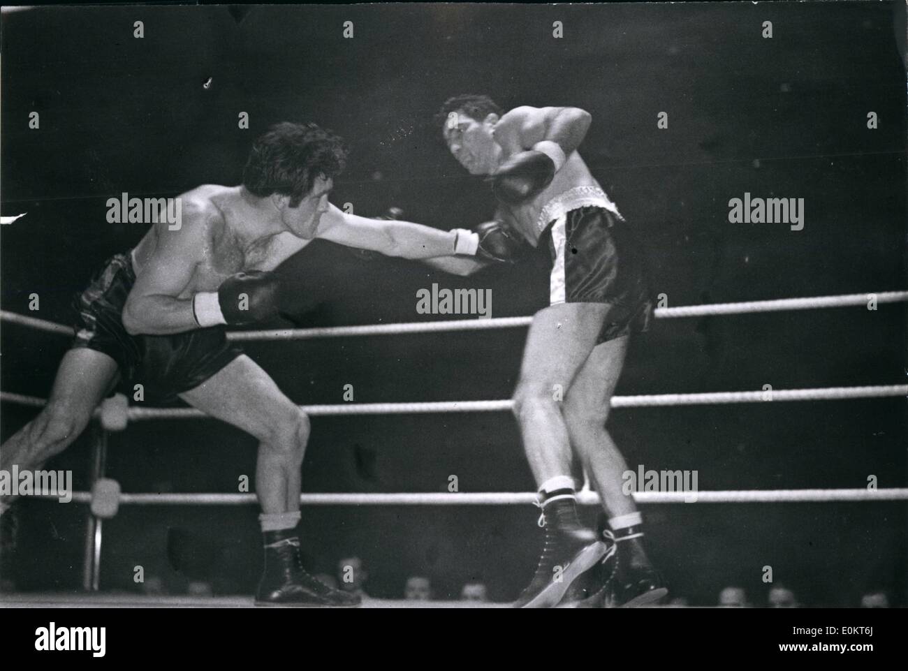 01 janv., 1950 - Freddie Mills défend son monde Light Heavy Weight Titre contre Joey Maxim. Photo montre Freddie Mills (à gauche) conduit sa gauche dans Maxim's body pendant le concours à Earl's Court ce soir. Banque D'Images