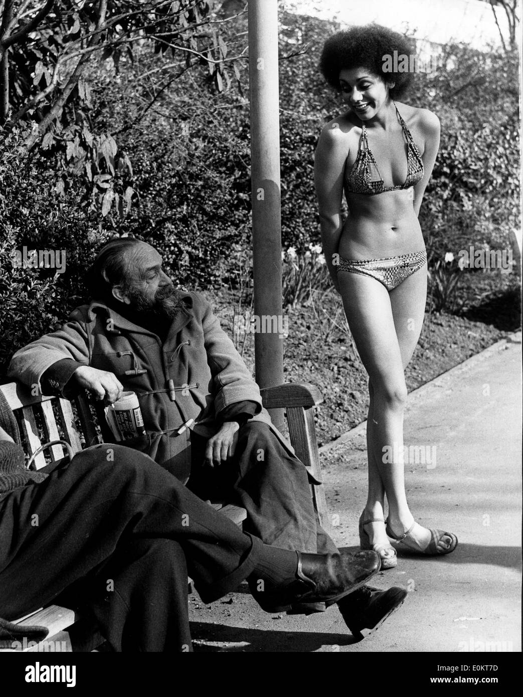 01 janv., 1950 - Photo : circa 1950 ; emplacement inconnu. Jeunes filles posant en bikini dans des défilés de mode, les pousses et sur les plages de bronzage. Selon la version officielle, le bikini moderne a été inventé par l'ingénieur français Louis et Rekard Fashion designer Jacques Heim à Paris en 1946 et a présenté le 5 juillet à un défilé à Piscine Molitor à Paris. C'était un bikini avec un g-string dos Banque D'Images