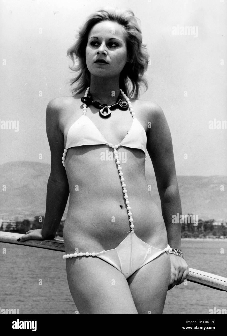 01 janv., 1950 - Photo : circa 1950. Emplacement inconnu. Jeunes filles posant en bikini dans des défilés de mode, les pousses et sur les plages de bronzage. Selon la version officielle, le bikini moderne a été inventé par l'ingénieur français Louis et Rekard Fashion designer Jacques Heim à Paris en 1946 et a présenté le 5 juillet à un défilé à Piscine Molitor à Paris. C'était un bikini avec un g-string dos Banque D'Images