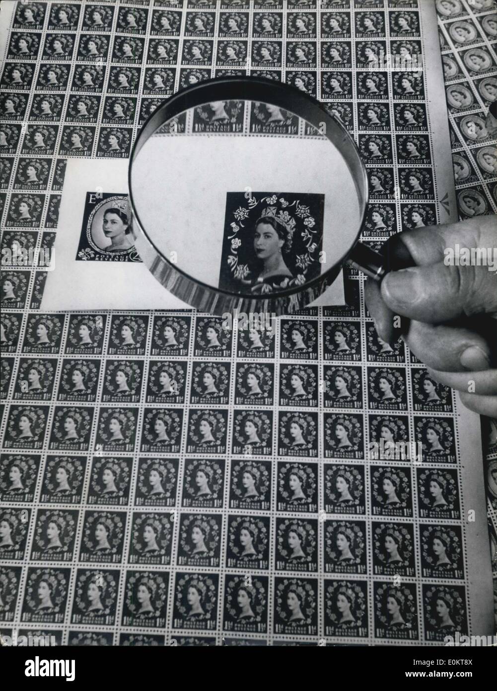 Jan 1, 1950 - Faire de la nouvelle émission de timbres-poste - 24 millions d'entre eux : un contrôleur utilise une loupe pour chercher des failles dans les rares feuilles de timbres qui sont à la hâte pour la question générale de la semaine prochaine. Ils sont imprimés à une usine de High Wycombe. (Date précise inconnue). Banque D'Images